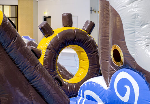 Espetacular ilha de jogo com tema de pirata com uma videira, torre de escalada, escorregador redondo e obstáculos para jovens e idosos. Compre jogos de sinuca infláveis ​​online agora na JB Insuflaveis Portugal