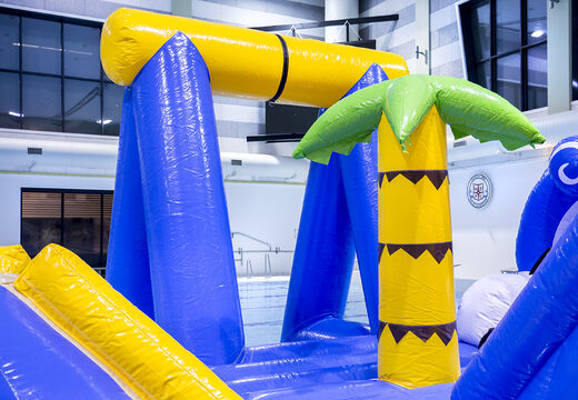 Ilha de jogo com tema de surfista legal com uma videira, torre de escalada, escorregador redondo e obstáculos para jovens e idosos. Encomende jogos de sinuca infláveis ​​agora online na JB Insuflaveis Portugal