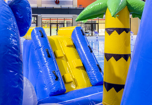 Espetacular ilha de jogos com tema de surfista com uma videira, torre de escalada, escorregador redondo e obstáculos para jovens e idosos. Compre jogos de sinuca infláveis ​​online agora na JB Insuflaveis Portugal