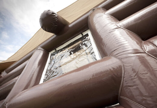 Compre a Cabana de Esqui Aprés inflável exclusiva com um tamanho padrão de 7 por 5 por 4 metros para jovens e idosos. Encomende atrações infláveis ​​de inverno agora online na JB Insuflaveis Portugal