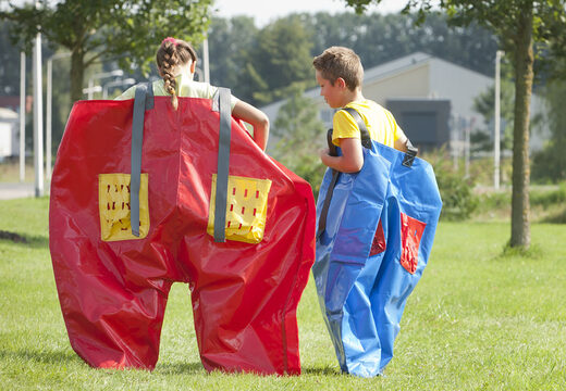 Compre calças de esponja vermelhas e azuis exclusivas para velhos e jovens. Obtenha seus itens infláveis ​​agora online na JB Insuflaveis Portugal