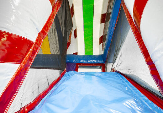 Compre o castelo insuflável multijogador L Candyworld com um escorregador para as crianças. Encomende castelos insufláveis ​​online na JB Insufláveis ​​Portugal