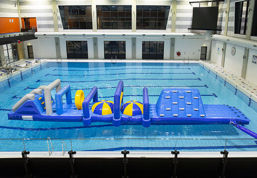 Espetacular curso de assalto inflável Obstacle Run Marine XL com parede de escalada dupla e escorregador duplo para crianças. Encomende atrações aquáticas infláveis ​​agora online na JB Insuflaveis Portugal