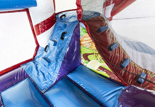 Castelo insuflável multijogador candyland com objetos 3D dentro e um slide para crianças. Compre castelos ​​insufláveis ​​online na JB Insufláveis ​​Portugal