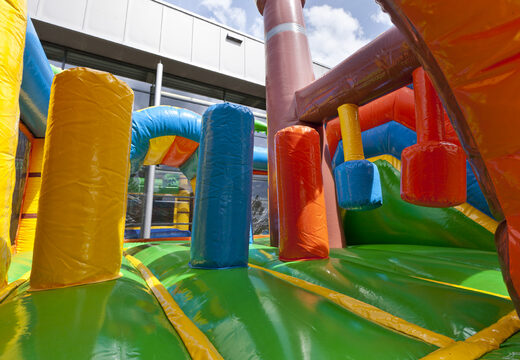 Encomende um castelo insuflável em um navio pirata com um escorregador para crianças. Compre castelos insufláveis ​​​​online na JB Insufláveis ​​Portugal