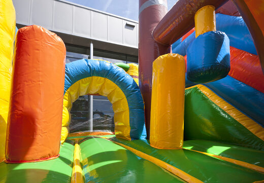 Encomende um pequeno castelo insuflável multijogador interno com tema de barco pirata para crianças. Compre castelos insufláveis ​​​​online na JB Insufláveis ​​Portugal