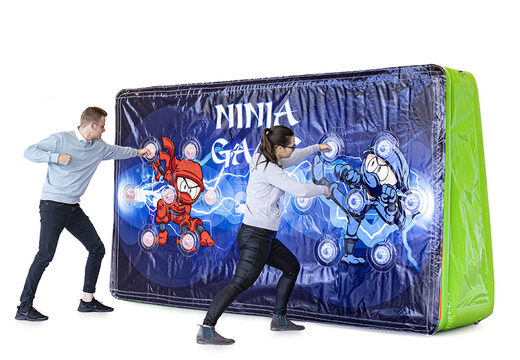 Compre uma foto de ação exclusiva IPS Splash Wall - tema Ninja - com um spray de água na parte superior para jovens e idosos. Encomende as paredes infláveis ​​IPS Splash agora online na JB Insuflaveis Portugal