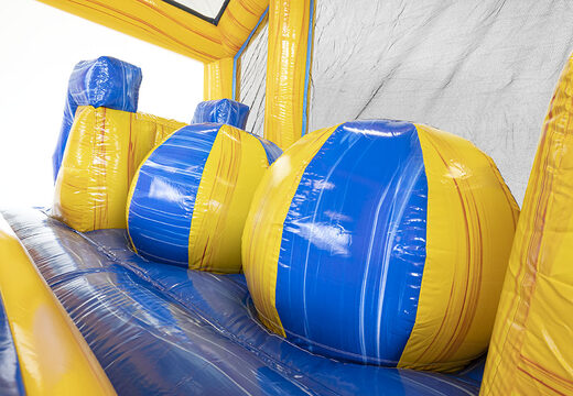 Ordene uma pista de obstáculo modular de 19 metros com o tema mármore com objetos 3D apropriados para crianças. Compre pistas de obstáculos infláveis ​​online agora na JB Insuflaveis Portugal