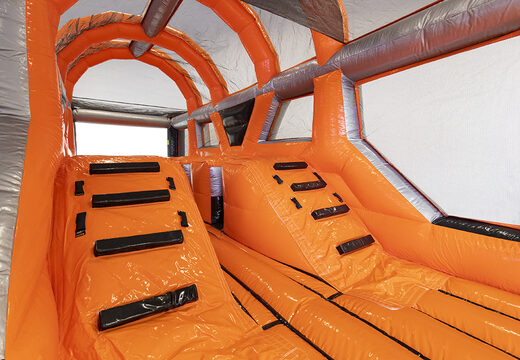 Encomende a pista de obstáculos Giga no tema Canyon Jump para crianças. Compre cursos de obstáculos infláveis ​​online agora na JB Insuflaveis Portugal