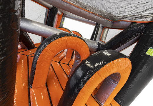 Encomende a pista de obstáculos Giga no tema Gate Corner para crianças. Compre cursos de obstáculos infláveis ​​online agora na JB Insuflaveis Portugal