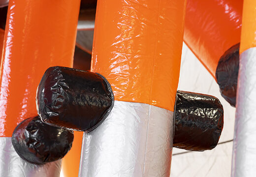 Curso de assalto Edge Walker mega inflável de 40 peças giga modular para crianças. Encomende cursos de obstáculos infláveis ​​online agora na JB Insuflaveis Portugal