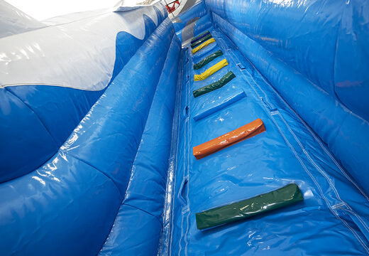 Compre um escorregador inflável com tema de tubarão espetacular, com estampas divertidas e objetos 3D para crianças. Ordene escorregadores infláveis ​​agora online em JB Insuflaveis Portugal