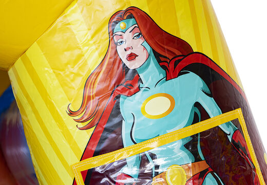 Castelo de combinação de slide insuflável com tema de super-herói para crianças à venda. Encomende castelos insufláveis com escorregadores agora na JB Insufláveis ​​Portugal