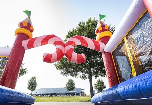 Castelo insuflável de circo mundial com vários escorregas e todos os tipos de obstáculos com estampas que combinam com o tema infantil. Compre castelos insufláveis ​​online na JB Insufláveis Portugal