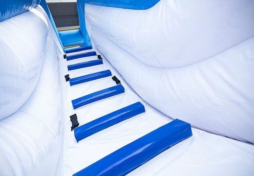 Ordene um castelo insuflável no tema Frozen com vários slides e todos os tipos de obstáculos divertidos com estampas para crianças. Compre castelos insufláveis ​​online na JB Insufláveis Portugal