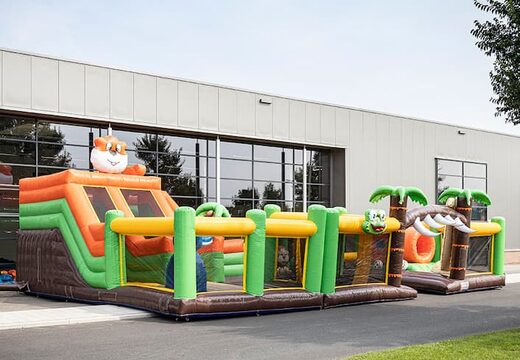 Bounce World selva castelo insuflável  com vários slides e todos os tipos de obstáculos divertidos com estampas de selva para crianças. Compre castelos insufláveis ​​online na JB Insufláveis Portugal