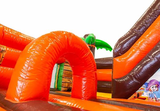 Castelo insuflável no tema pirata com um slide, compre o objeto 3D na superfície de salto com um design divertido de pirata para crianças. Compre castelos insufláveis ​​online na JB Insufláveis ​​Portugal