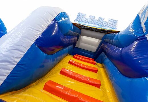 Grande castelo insuflável multijogador azul aberto com slide no tema princesa pirata para crianças. Compre castelos insufláveis  ​​online na JB Insufláveis ​​Portugal