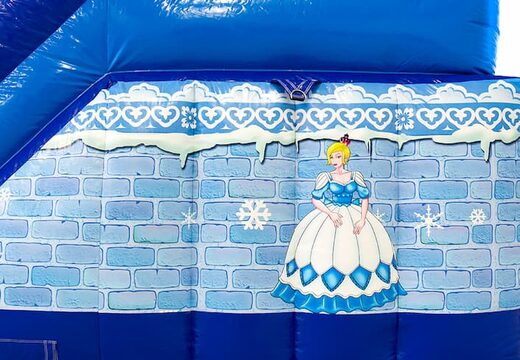 Funcionalidade multifuncional princesa castelo insuflável  em azul com um slide, o objeto 3D na superfície de salto e divertido design de pirata para crianças. Compre castelos insufláveis ​​online na JB Insufláveis ​​Portugal