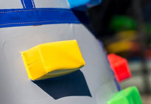 Castelo insuflável coberto com tema de castelo com escorregador na superfície de salto, torre de escalada e divertidos obstáculos para as crianças. Compre castelos insufláveis ​​online na JB Insufláveis ​​Portugal