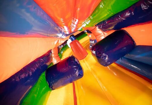 Encomende um castelo insuflável com um túnel de rastreamento de circo com obstáculos, uma rampa de escalada e um escorregador para as crianças. Compre castelos insufláveis ​​online na JB Insufláveis Portugal