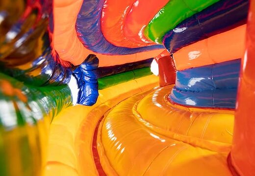 Túnel insuflável com temática de circo e obstáculos, uso de rampa de escalada e escorregador para crianças. Compre castelos insufláveis ​​online na JB Insufláveis Portugal