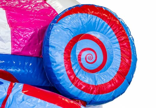 Castelo insuflável com tema de doces com um slide e objetos 3D para crianças. Compre castelos insufláveis ​​online na JB Insufláveis ​​Portugal