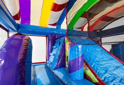 Ordene o castelo insuflável candyland em um design exclusivo, um slide e objetos 3D para crianças. Compre castelos insufláveis ​​online na JB Insufláveis ​​Portugal