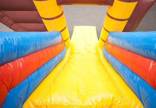 Barco pirata insuflável multijogador castelo inflável com um slide no meio e objetos 3D para crianças. Encomende castelos insufláveis ​​online na JB Insufláveis ​​Portugal