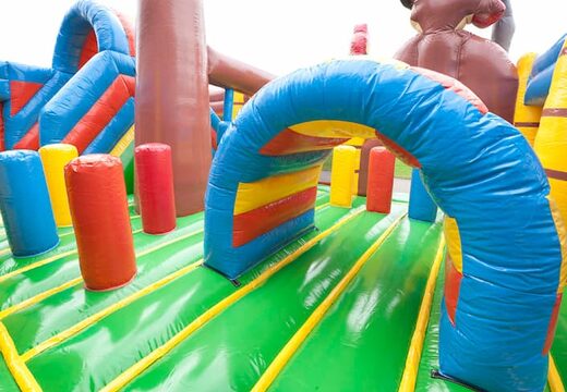 Barco pirata multijogador castelo insuflável com um slide no meio e objetos 3D para crianças. Encomende castelos insufláveis ​​online na JB Insufláveis ​​Portugal