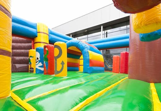 Castelo insuflável com tema de barco pirata com escorregador e objetos 3D para crianças. Encomende castelos insufláveis ​​online na JB Insufláveis ​​Portugal