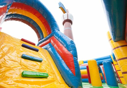 Grande castelo insuflável multijogador de barco pirata interno com slide em tema Lego para crianças. Compre castelos insufláveis ​​online na JB Insufláveis ​​Portugal