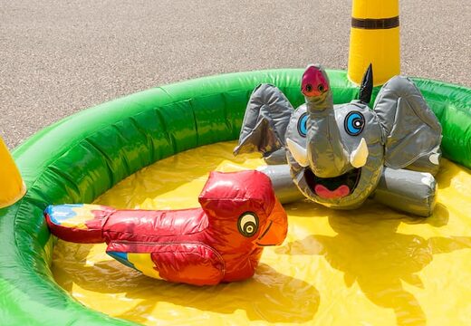 Compre o castelo insuflável do playzone no tema da selva com bolas de plástico e peça objetos 3D para as crianças. Encomende castelos insufláveis ​​online na JB Insufláveis Portugal
