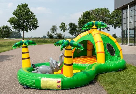 Compre um divertido castelo insuflável semi-aberto com o tema da selva playzone para crianças. Encomende castelos insufláveis ​​online na JB Insufláveis Portugal