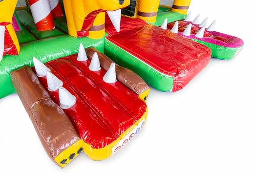 O castelo insuflável Jungleworld multijogador interno em um design exclusivo com duas entradas, um slide no meio e objetos 3D para crianças. Compre castelos insufláveis ​​online na JB Insufláveis ​​Portugal