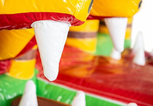 Compre o castelo insuflável multijogador Jungleworld interno com um escorregador e objetos 3D para crianças. Encomende castelos insufláveis ​​online na JB Insufláveis ​​Portugal