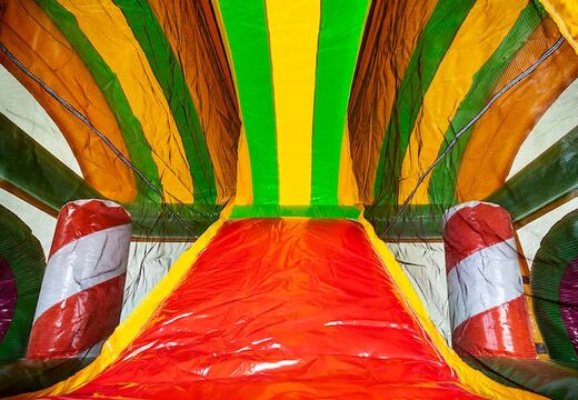 Multijogador XXL Jungleworld castelo insuflável  em um design exclusivo com duas entradas, um slide no meio e objetos 3D para as crianças . Compre castelos insufláveis ​​online na JB Insufláveis ​​Portugal