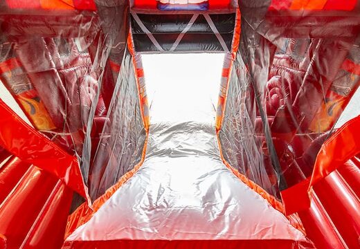 Castelo insuflável multijogador da brigada de incêndio com um slide no meio e objetos 3D para crianças. Encomende castelos insufláveis ​​online na JB Insufláveis ​​Portugal