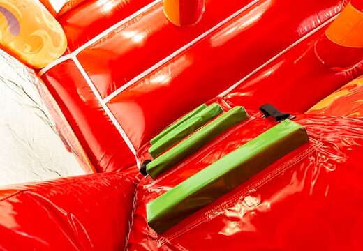 Castelo insuflável multijogador interno da brigada de incêndio em um design exclusivo com duas entradas, um escorregador no meio e objetos 3D para as crianças . Compre castelos insufláveis ​​online nJB Insufláveis ​​Portugal