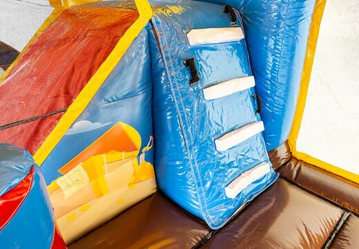 Castelo insuflável pirata multijogador com um slide no meio e objetos 3D para crianças. Encomende castelos insufláveis ​​online na JB Insufláveis ​​Portugal