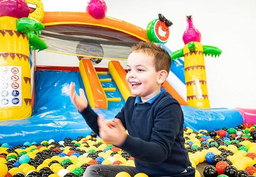 Encomende o castelo insuflável multijogador com o tema flamingo com ou sem banho para crianças na JB Insufláveis ​​Portugal. Compre castelos insufláveis online na JB Insufláveis ​​Portugal