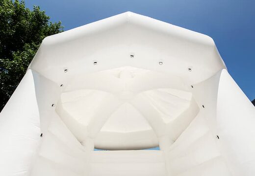 Compre um castelo insuflável de carrossel branco padrão em tema de casamento para crianças. Encomende castelos insufláveis ​​online na JB Insufláveis ​​Portugal