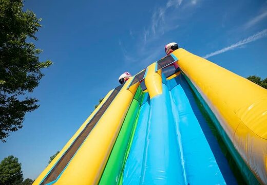 Compre Drop & Slide Jungle castelo insuflável com escorregador duplo para crianças. Encomende castelos insufláveis ​​online em JB Insufláveis Portugal