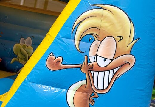 Pequeno castelo insuflável no tema do mundo marinho com um telhado à venda. Encomende agora na JB Insufláveis ​​Portugal online