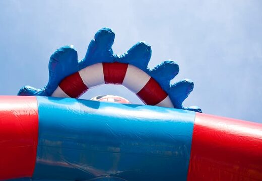 Encomende um castelo insuflável pirata padrão único com um objeto 3D em cima para as crianças. Compre castelos insufláveis ​​online na JB Insufláveis ​​Portugal