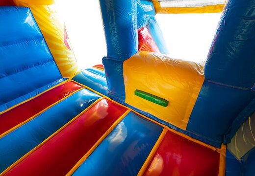 Compre o castelo de combinação de slides insuflável no tema do super-herói para crianças. Encomende castelos insufláveis ​​com escorregadores agora na JB Insufláveis ​​Portugal