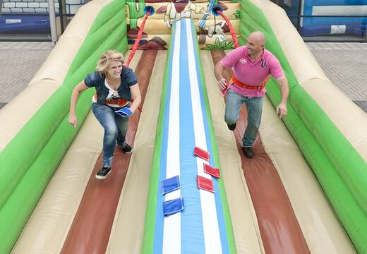 Opblaasbare Bungeerun kopen voor kinderen in thema western. Attractie voor zeskamp sport en spel dorpsfeest bij JB Inflatables