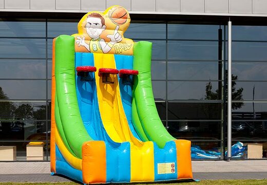 Jogo inflável nas cores verde, amarelo, azul e laranja