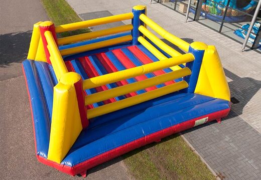 Ringue de boxe inflável com cores vivas