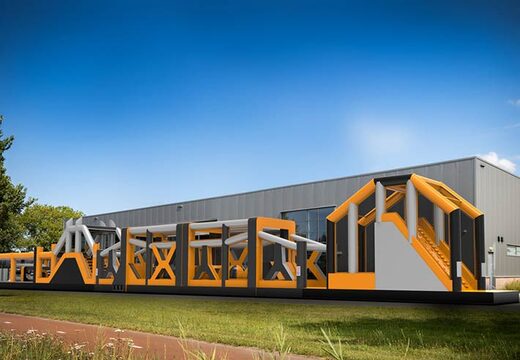 Mega castelo inflável com obstáculos